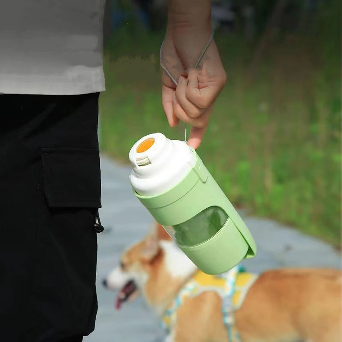 Hunde Trinkflasche mit Futterfach - 2 in 1 für unterwegs