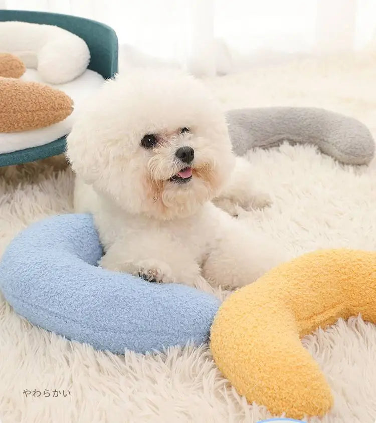 Flauschiges Hundekissen in Mondform